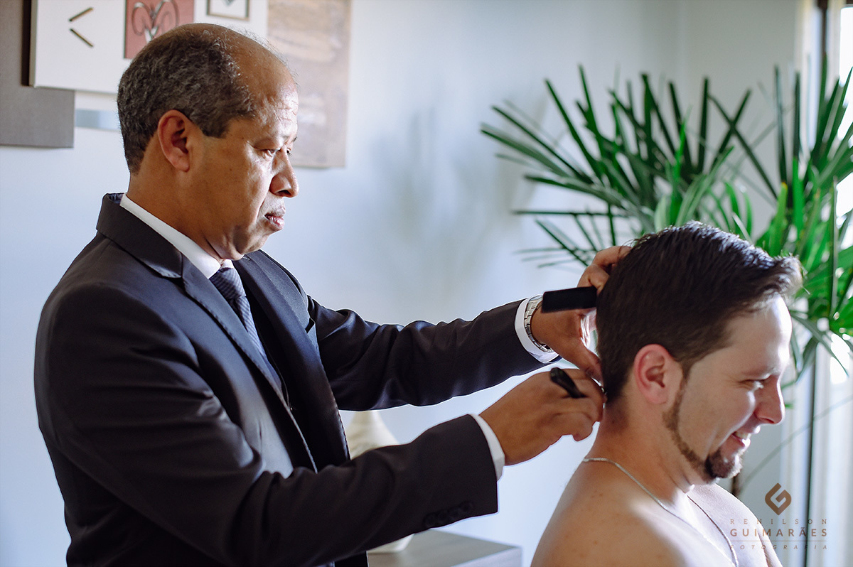 O sogro fazendo o corte de cabelo do noivo