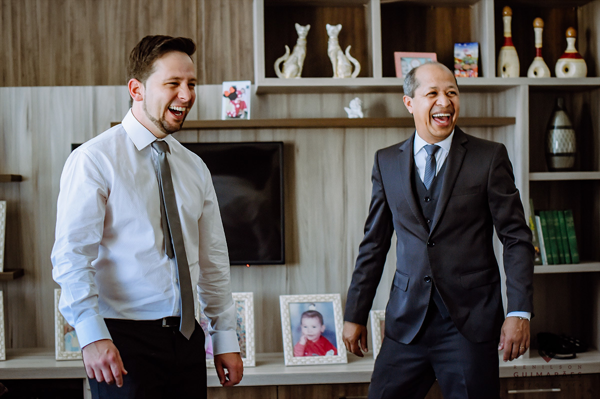 Momento de descontração entre o noivo e seu sogro