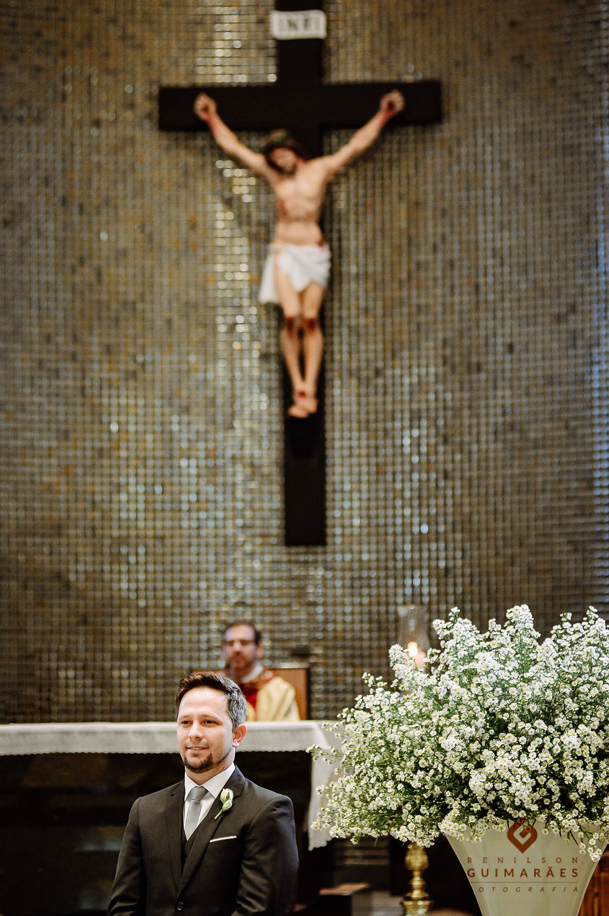 O noivo esperando a noiva no altar