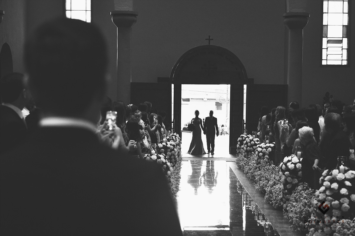 Silhueta da noiva entrando na igreja