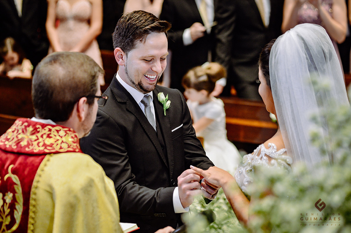 Noivo colocando a aliança