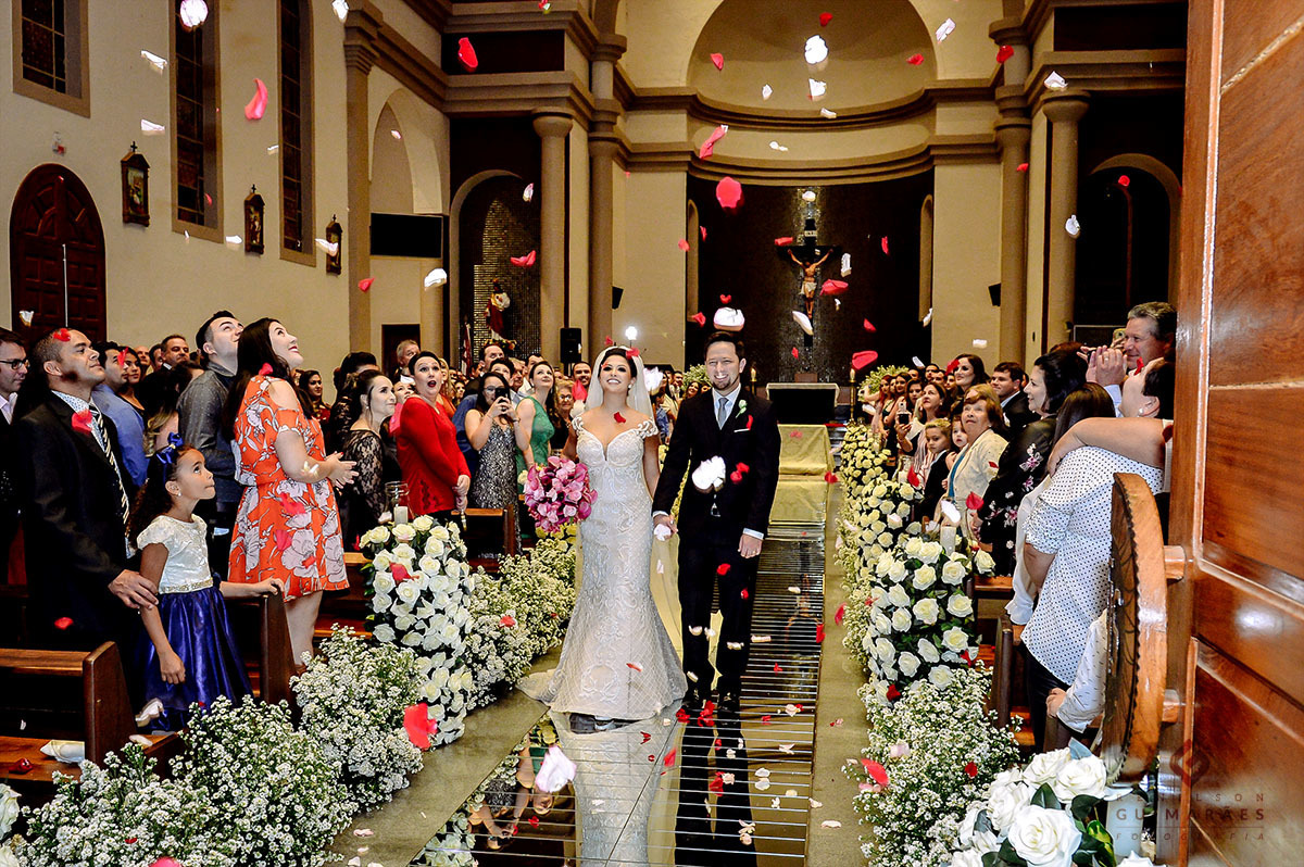 Pétalas caindo sobre os noivos