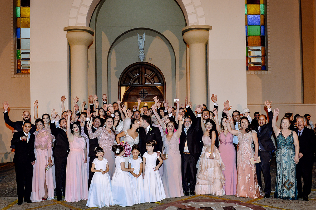 Todos os padrinhos na saída da igreja