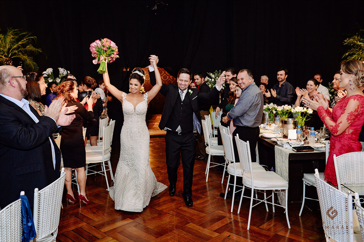 Os noivos entrando na festa