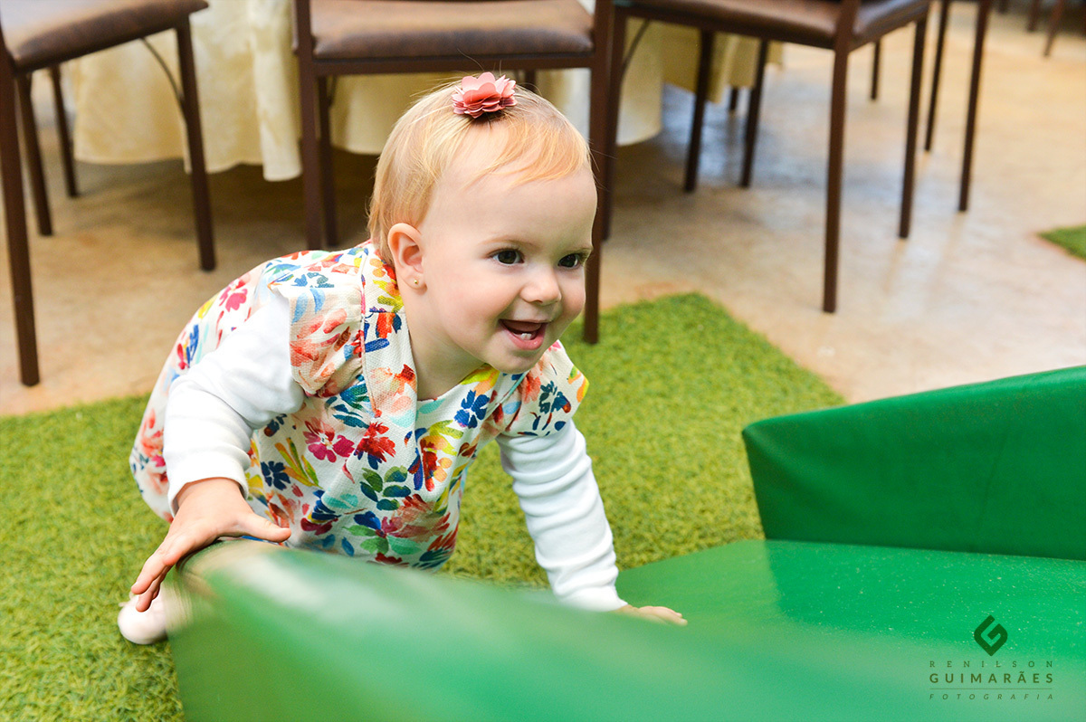 A Gabriela brincando