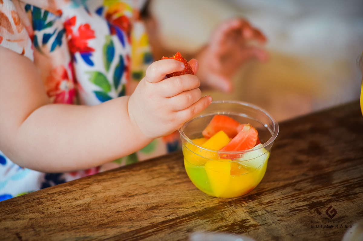 Salada de frutas na festa infantil
