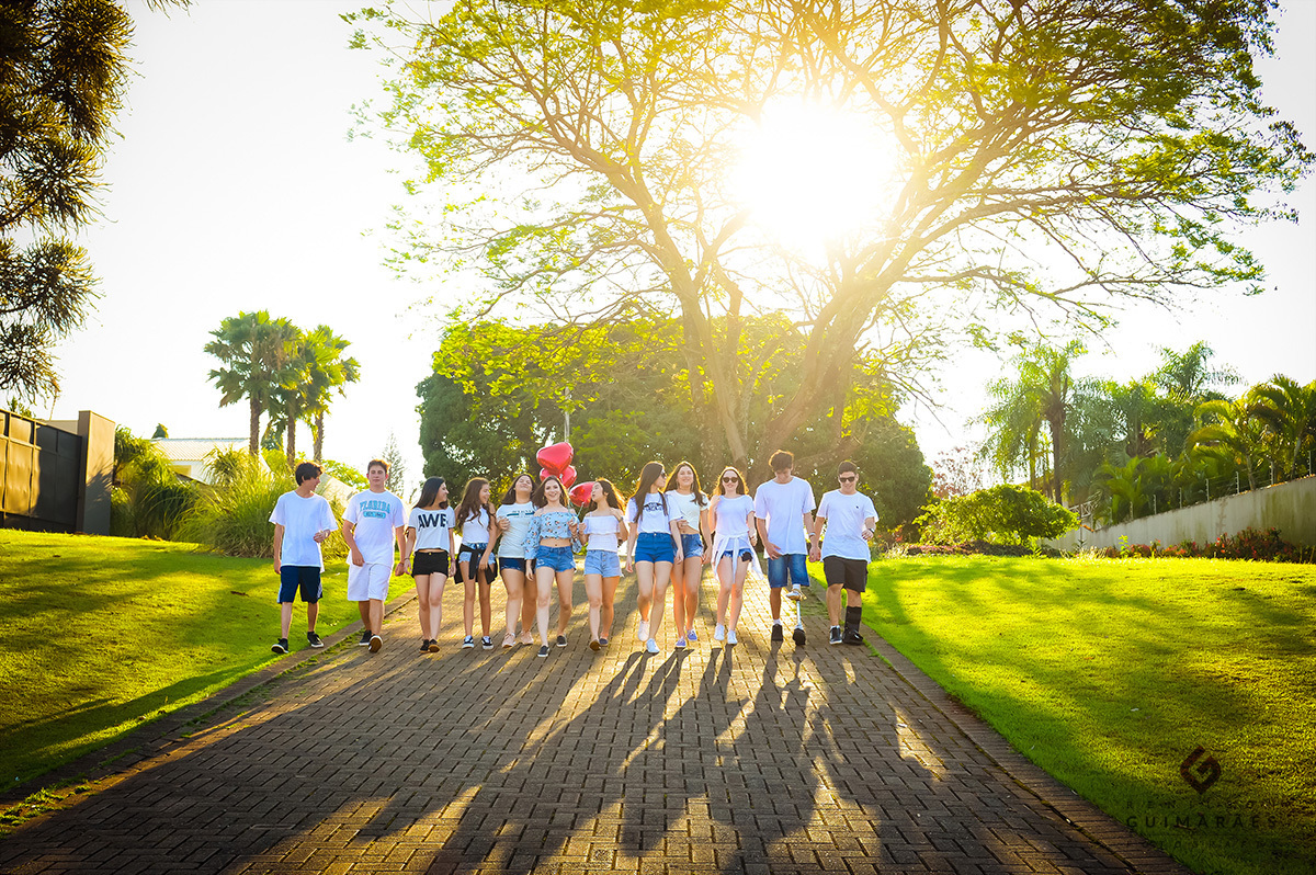 A Luísa com os amigos no ensaio de 15 anos