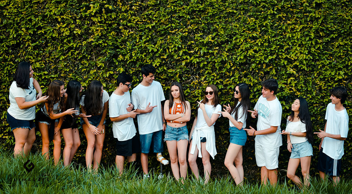 Os amigos da Luísa brincando com ela no ensaio