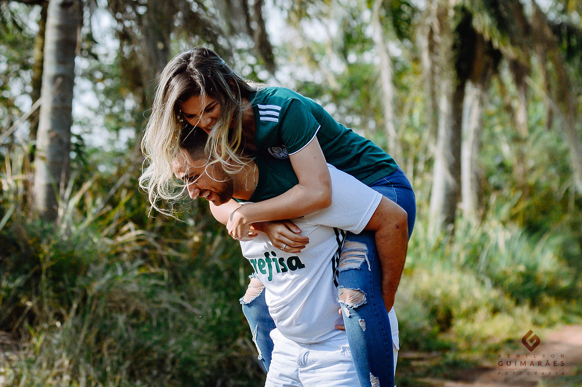 A noiva pulando nas costas do noivo Felipe