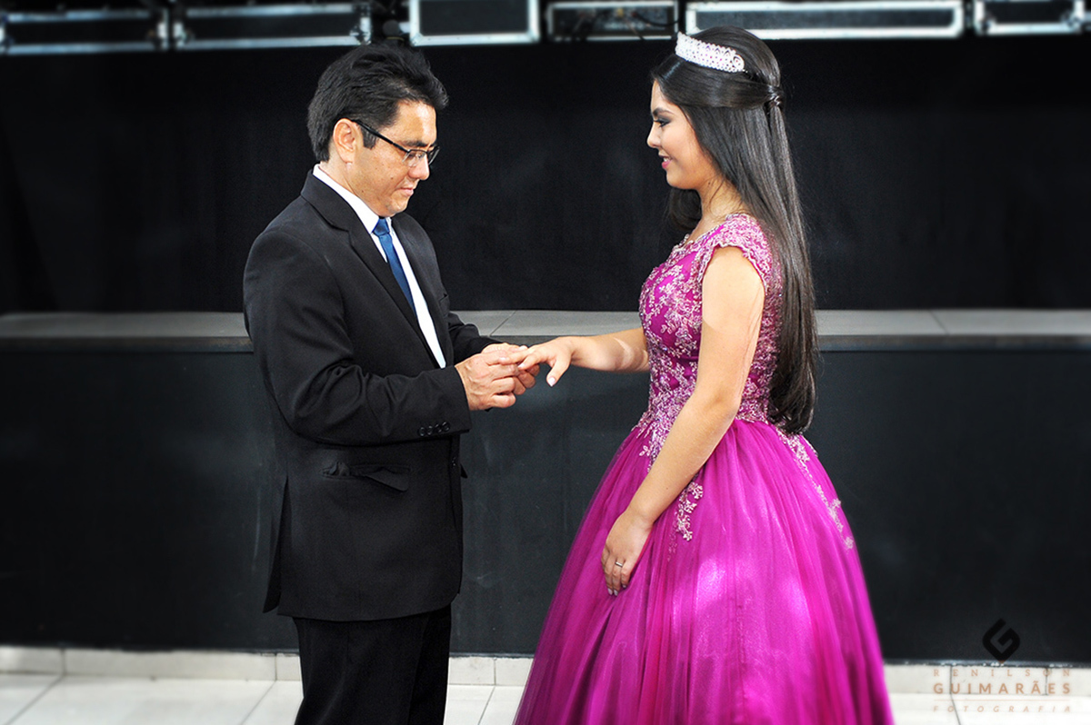 O pai colocando o anel na Laiane