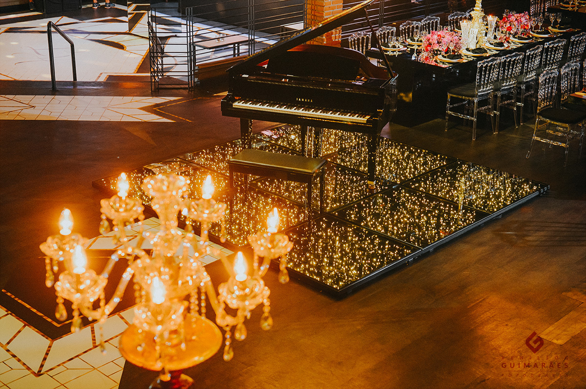 Piano com piso de luzinhas