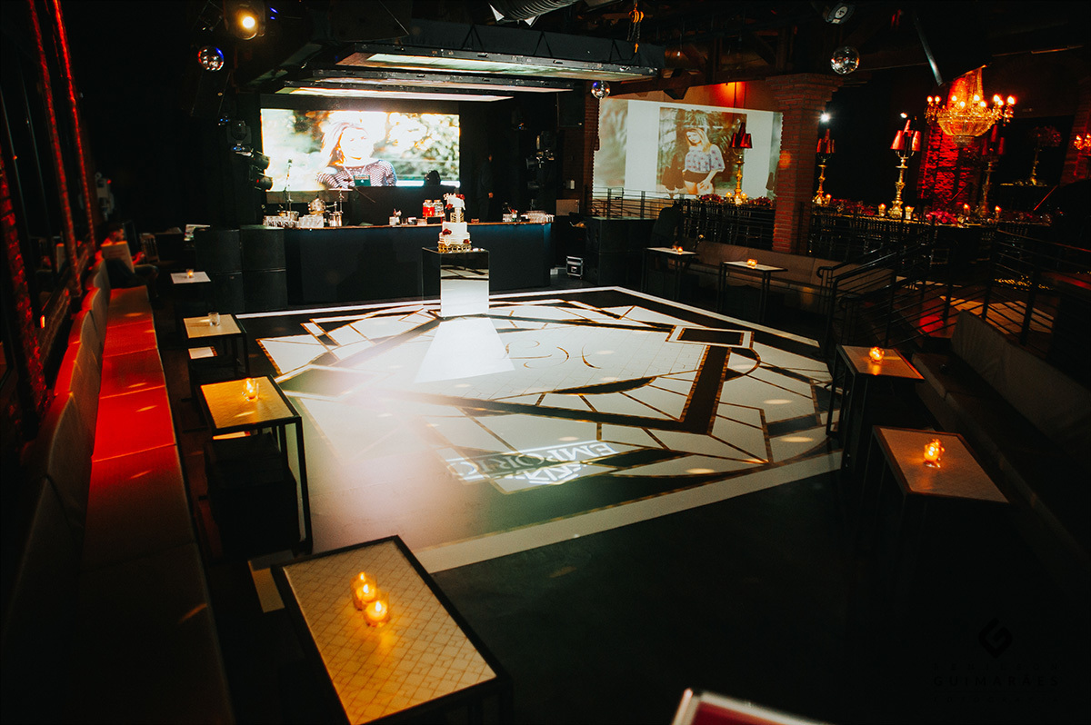 Adesivo no chão da pista de dança da Creatif 