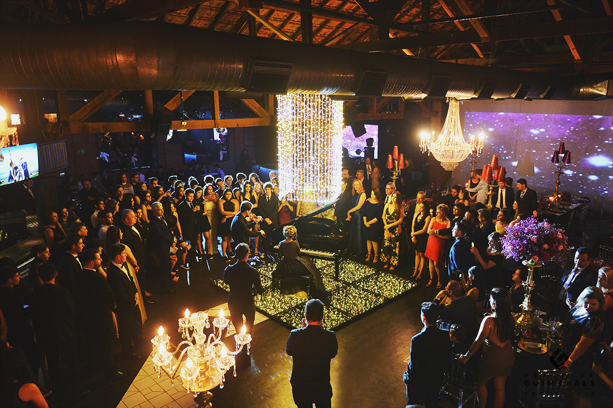 A aniversariante tocando piano para os convidados