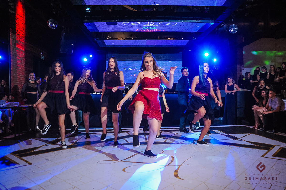As meninas dançando a coreografia de 15 anos