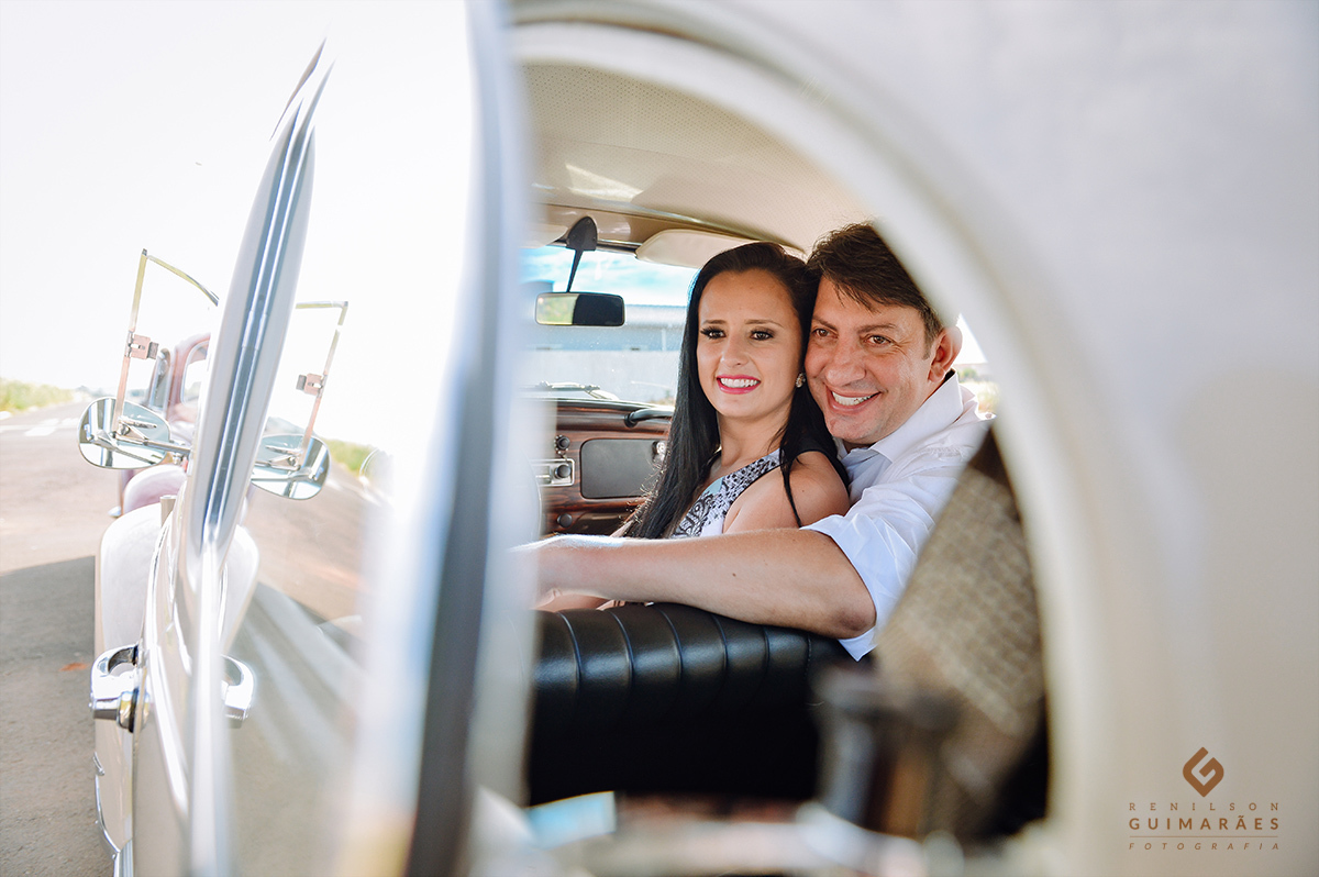 Os noivos vistos de fora do fusca