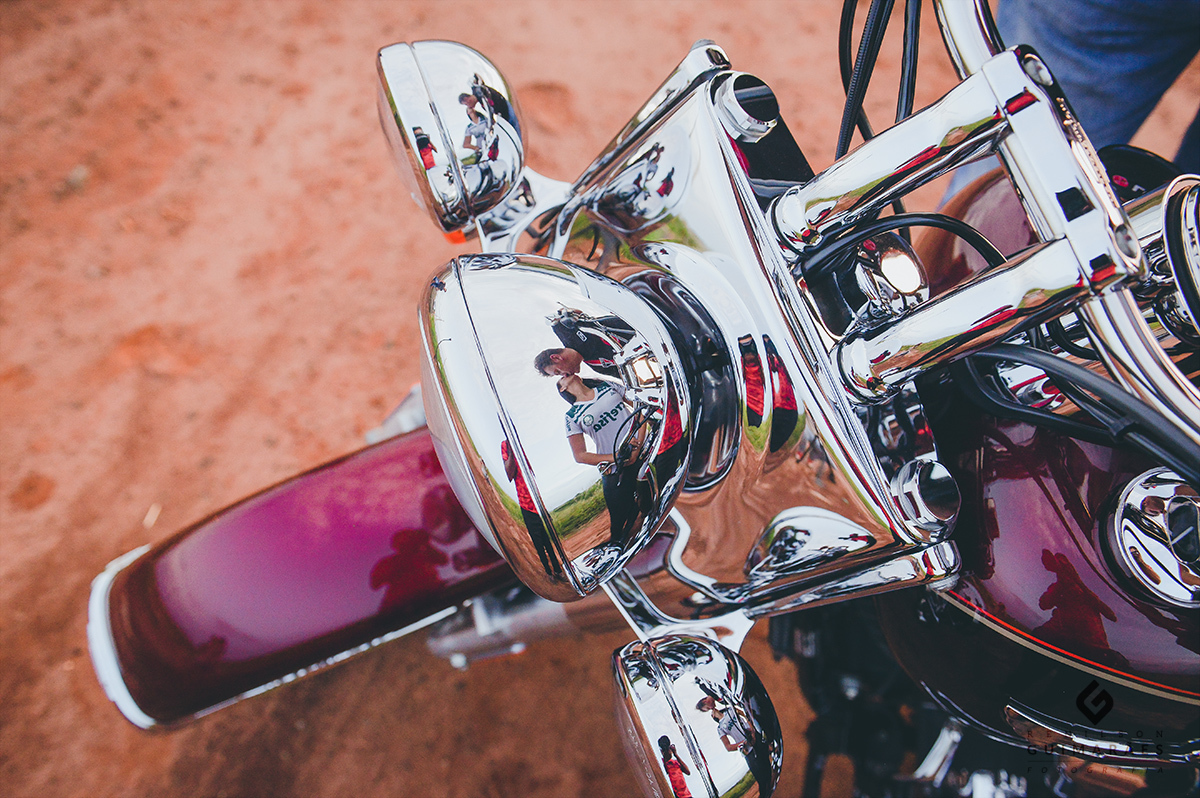 Reflexo dos noivos na moto