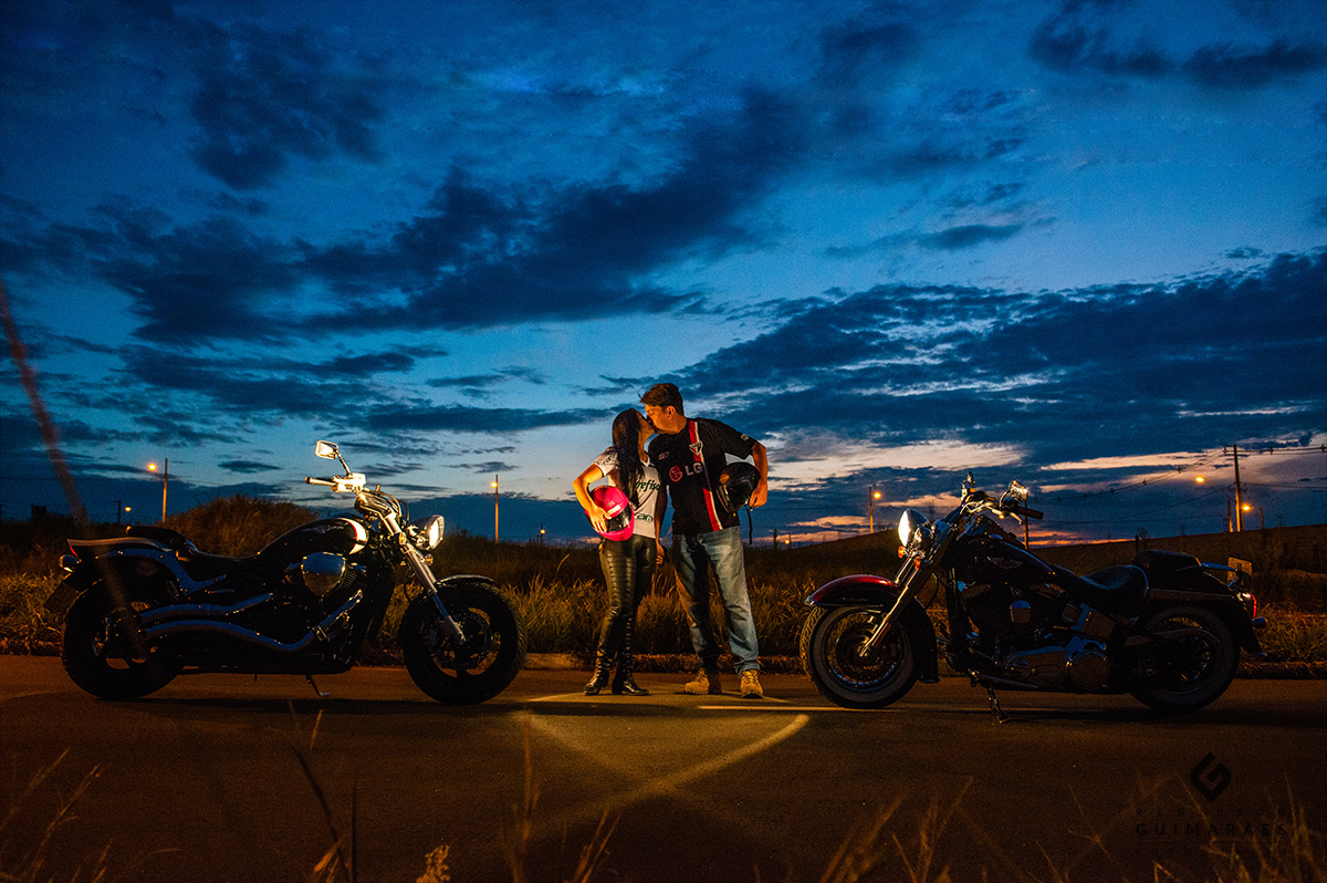 Os noivos com 2 motos