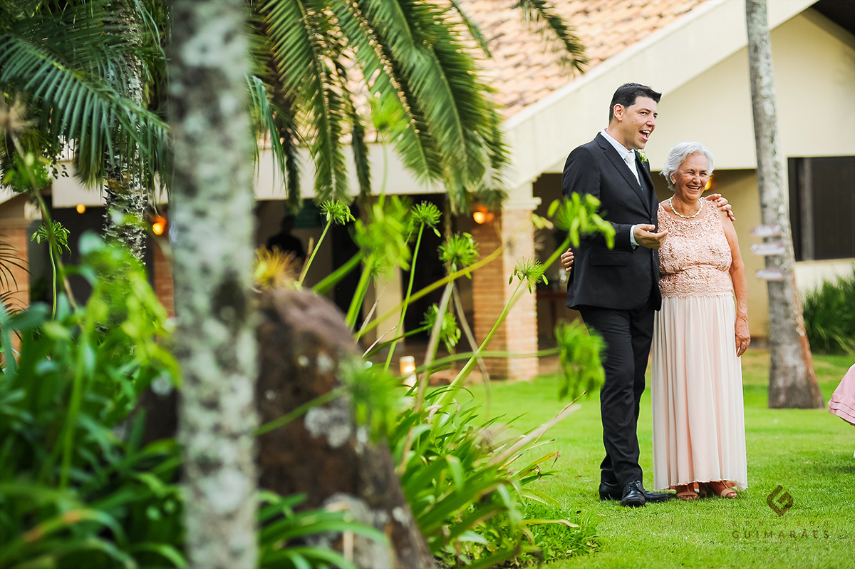 O noivo conversando com a mãe antes do casamento