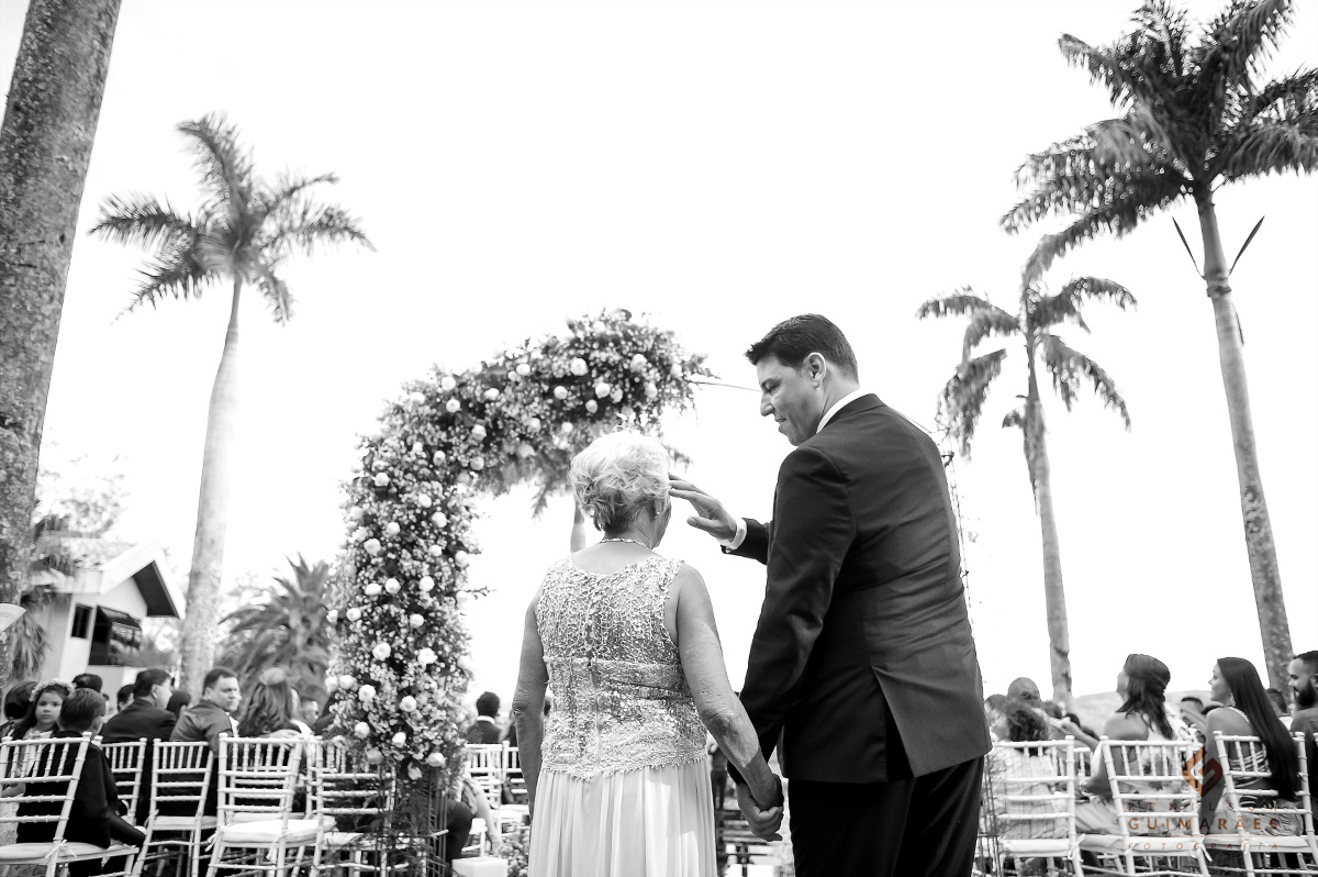 O carinho do filho na mãe antes de entrar no corredor