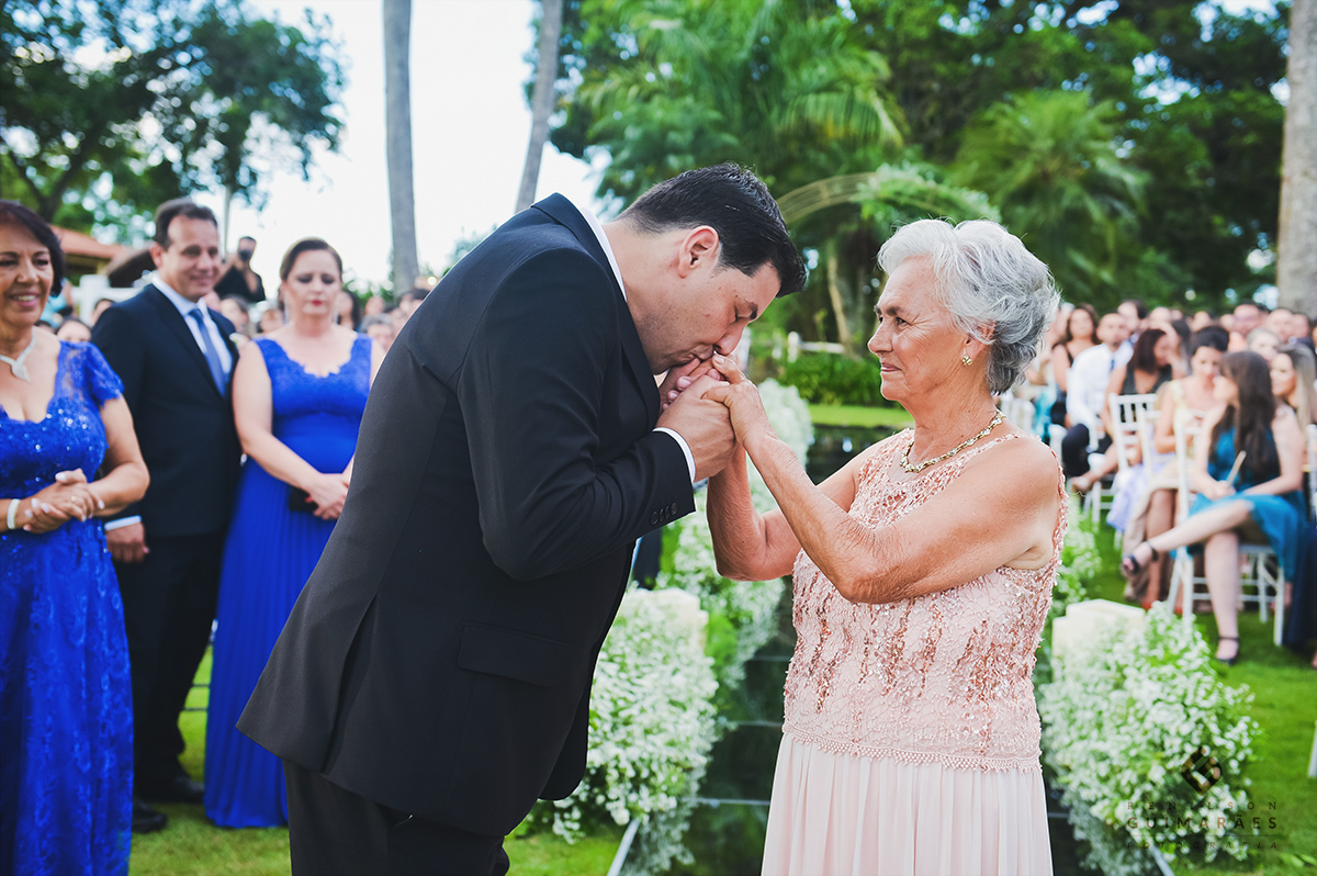 O noivo beijando a mão da sua mãe na cerimônia