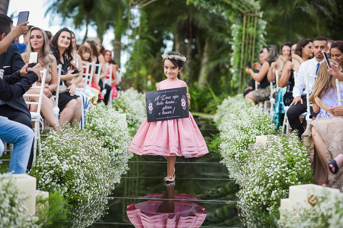 A daminha entrando com a plaquinha