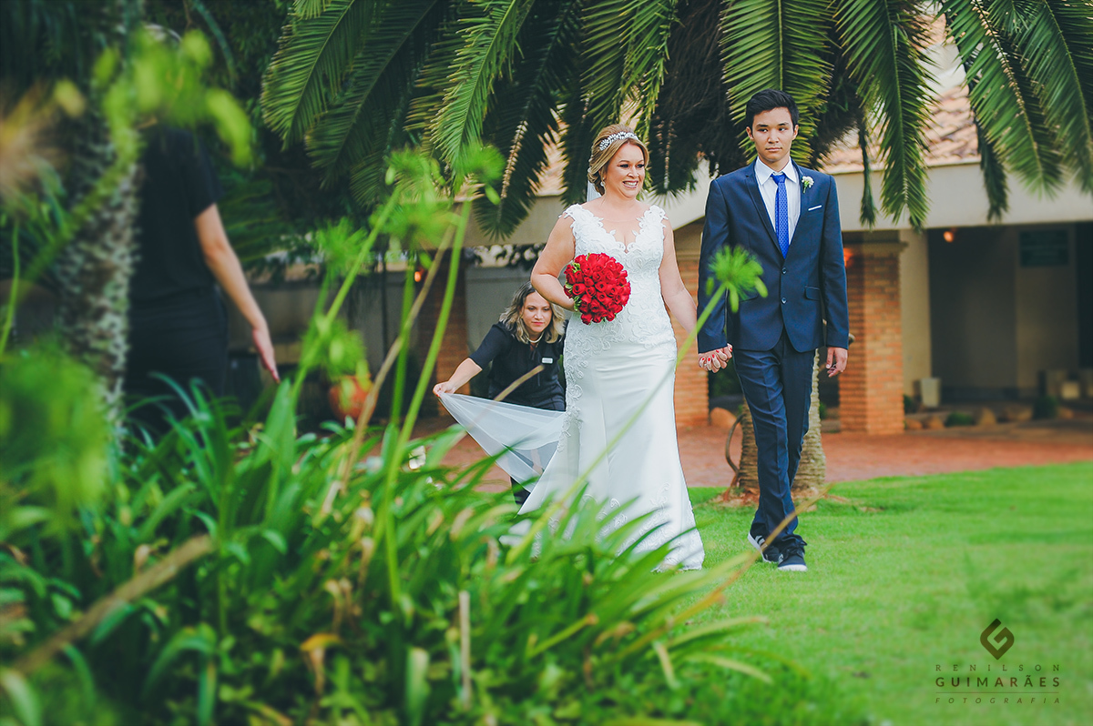 O filho conduzindo a mãe para o altar