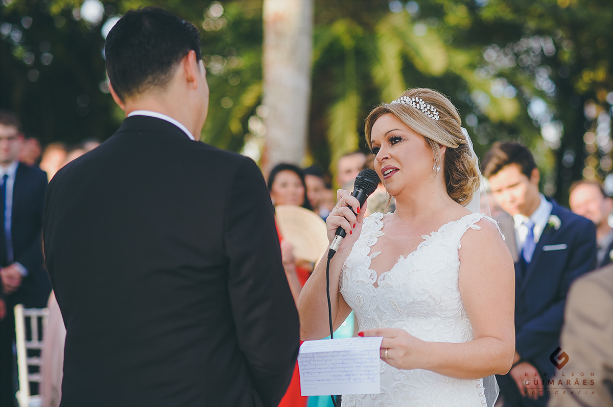A noiva lendo os votos para o noivo