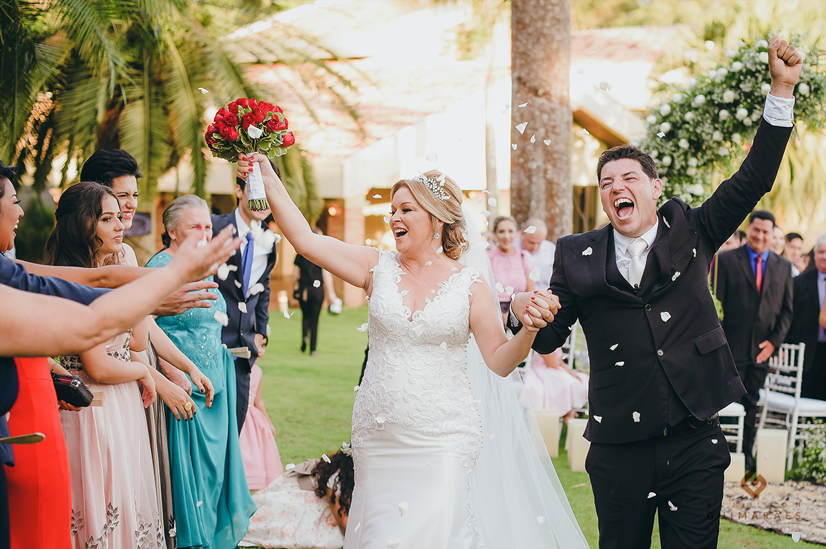 A saída dos noivos da cerimônia