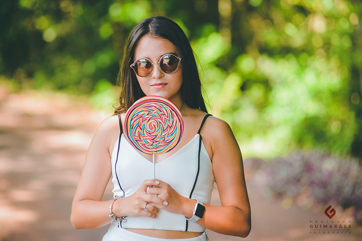 A Duda com o pirulitão colorido