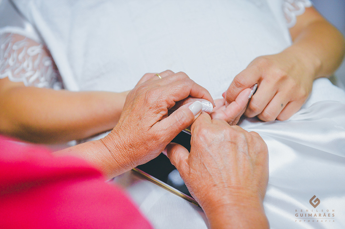 A mãe da noiva segurando sua mão