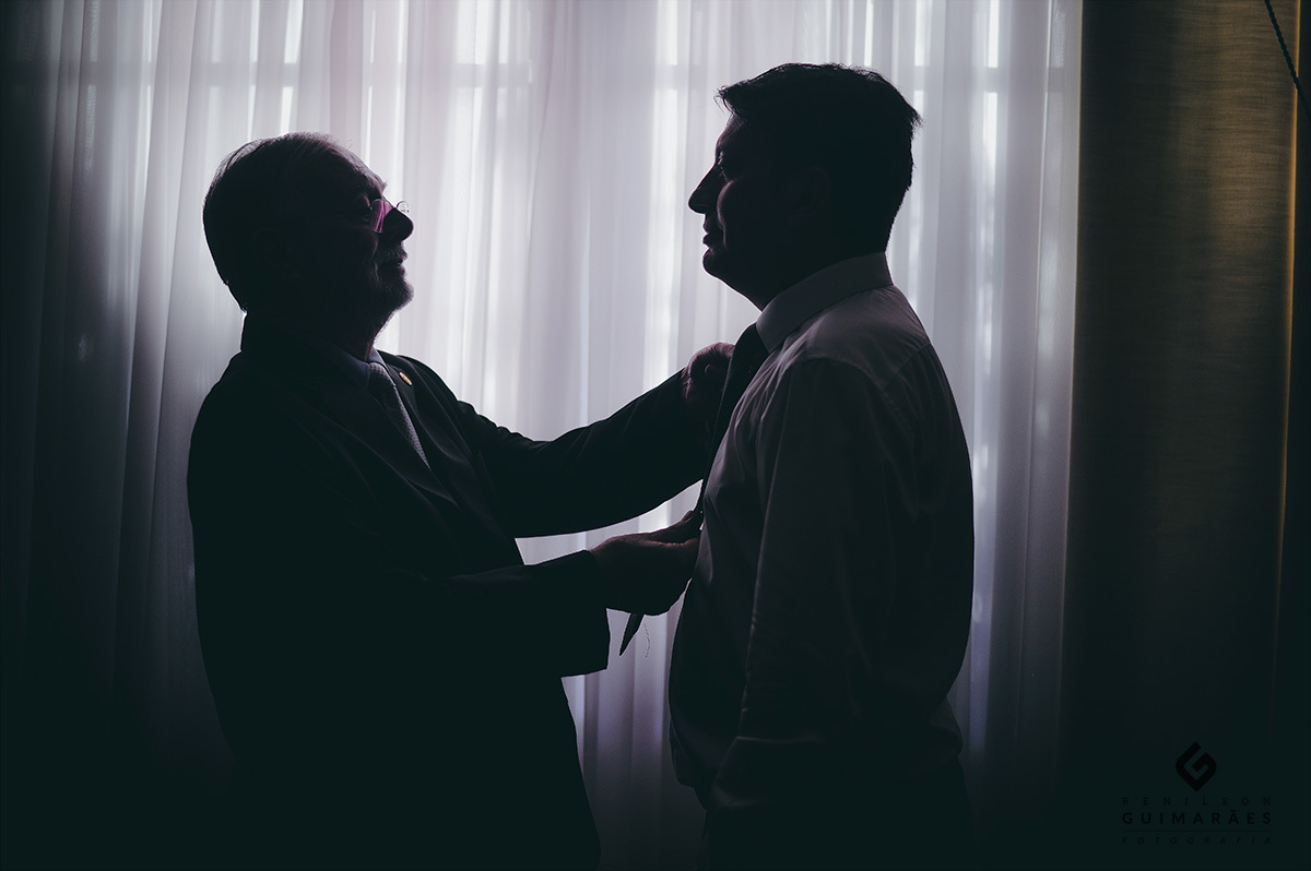 O noivo e seu pai no making of
