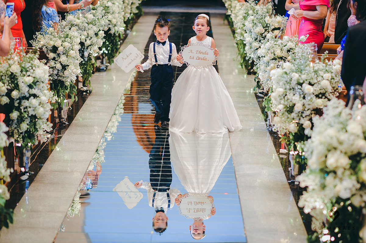 Pagens entrando com as plaquinhas