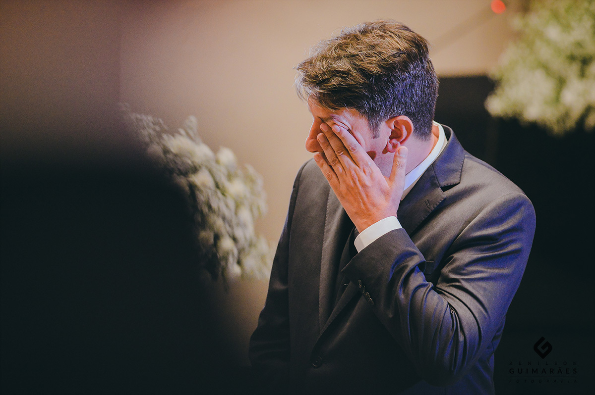 O noivo chorando na entrada da noiva