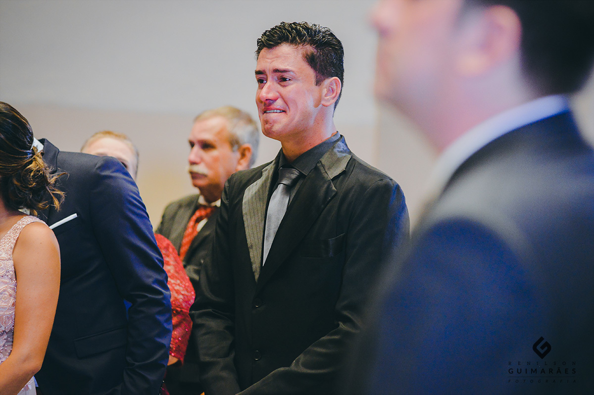 O irmão da noiva chorando
