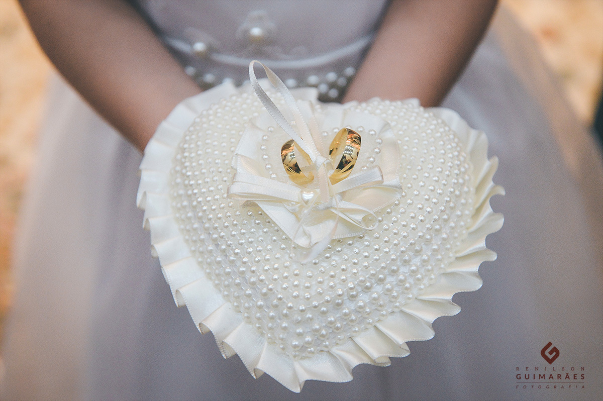 As alianças do casamento nas mãos da daminha