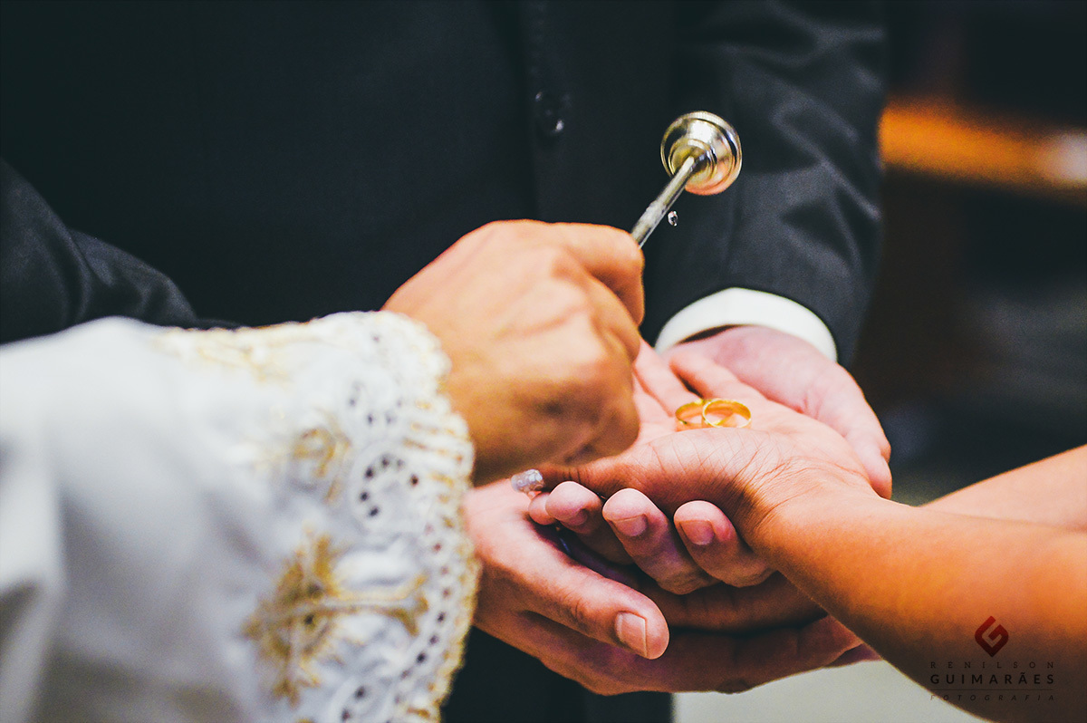 O padre benzendo as alianças