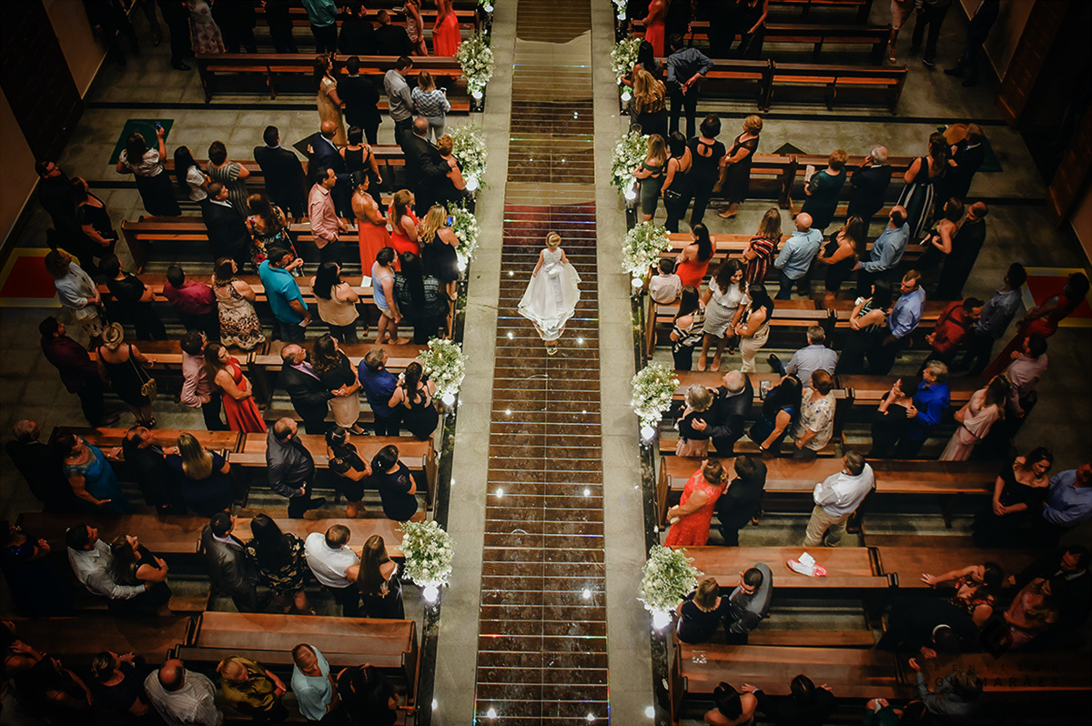 A daminha no meio da igreja