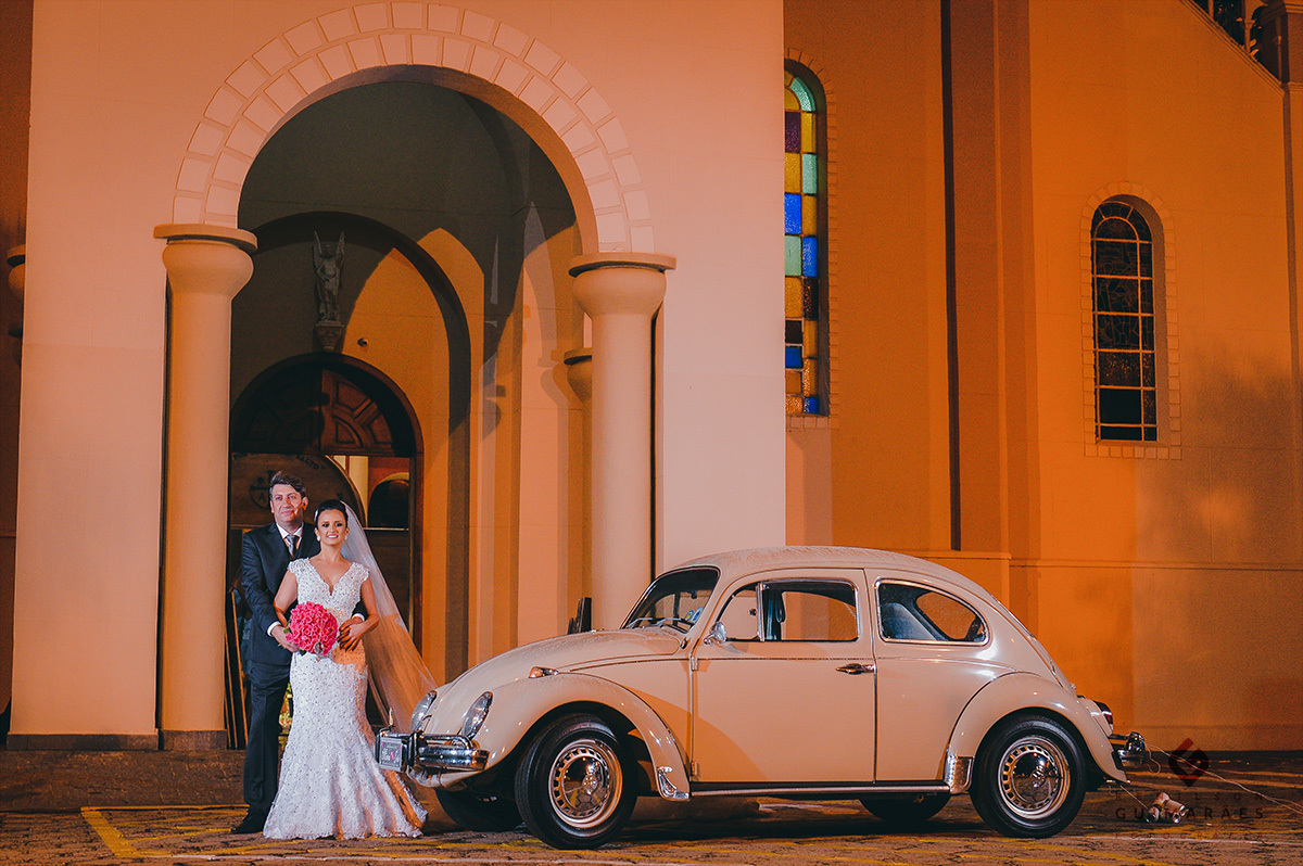 Os noivos com o fusca da família