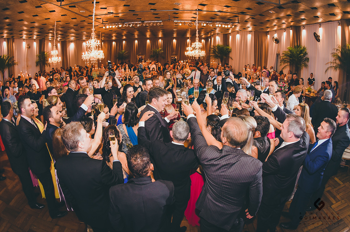 Os noivos brindando com os padrinhos