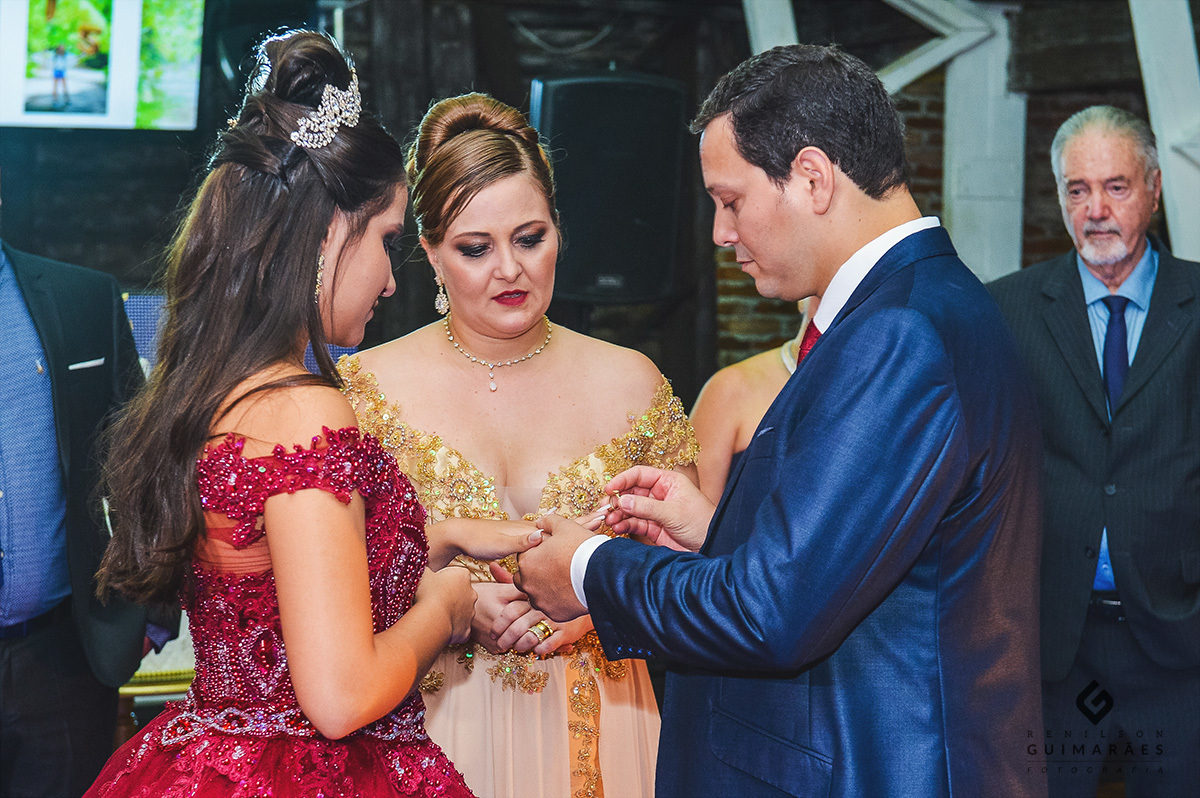 O pai da Maria Eduarda colocando o anel de 15 anos