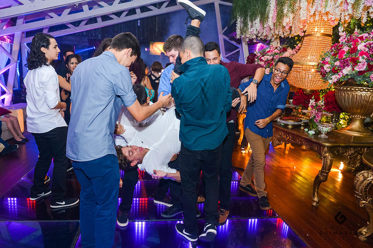 Virando o menino de cabeça para baixa