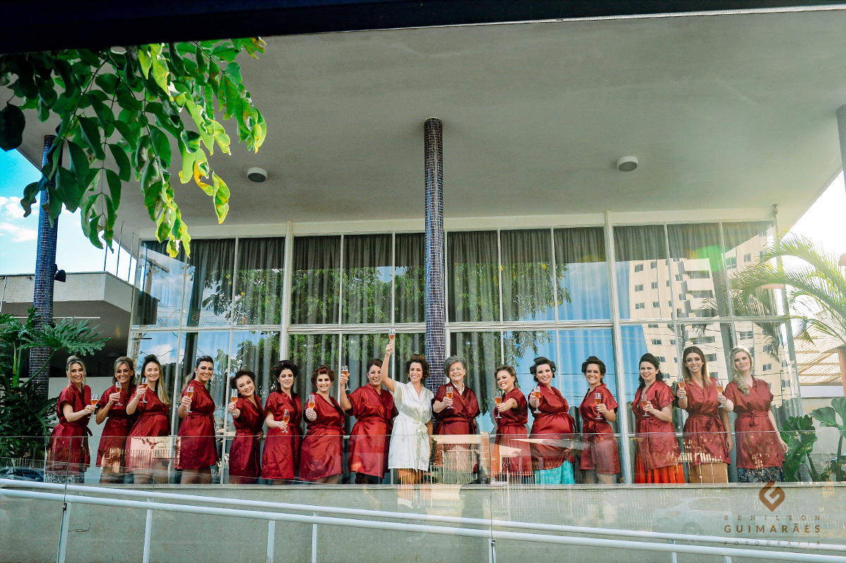 A noiva Carol fazendo brinde com as madrinhas
