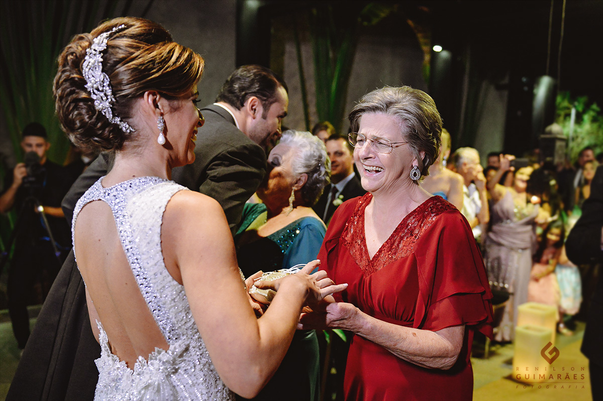 As avós entregando os votos e a aliança