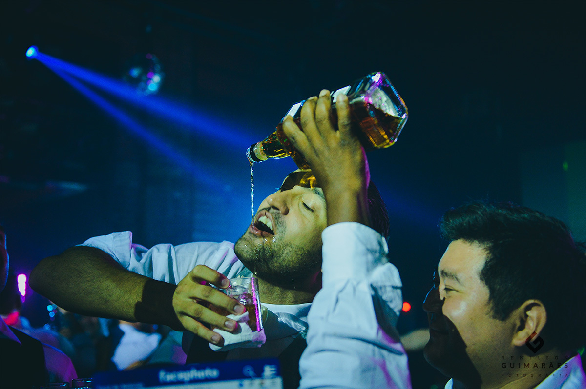 O noivo bebendo Whisky na garrafa