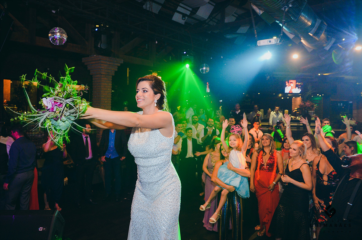 A noiva jogando o bouquet