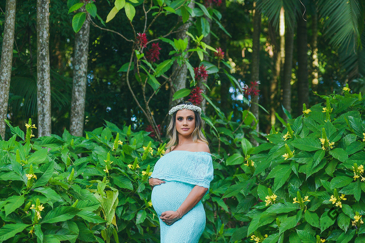 A gestante Sirlei no meio das flores