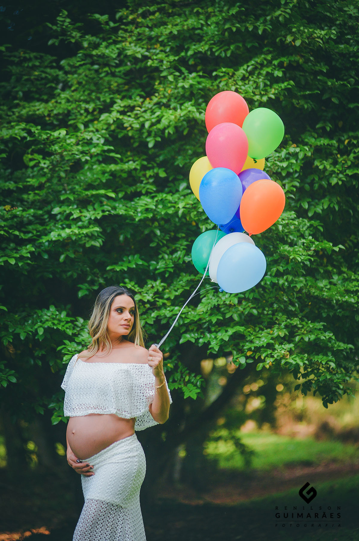 A gestante segurando balões
