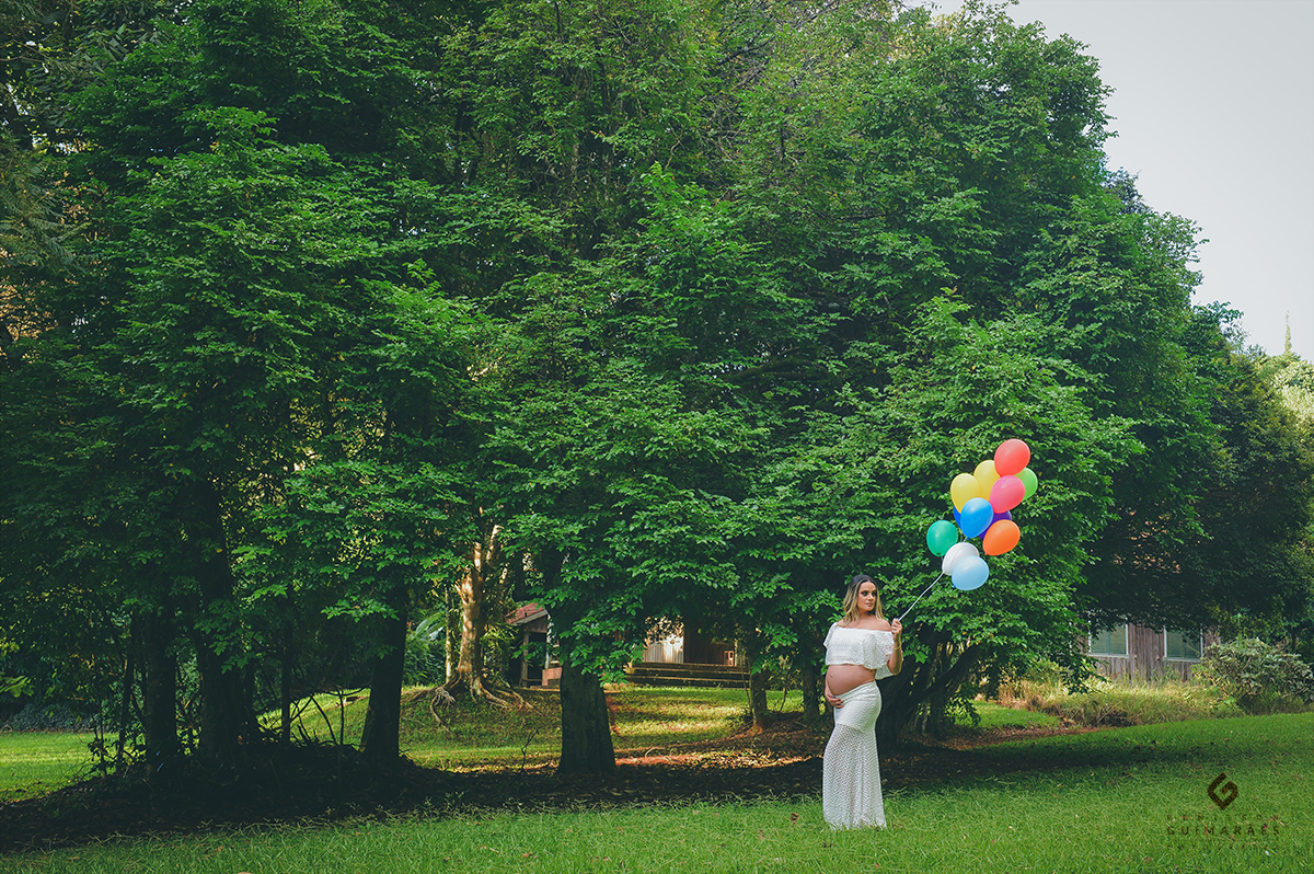 Ensaio de gestante com balões coloridos