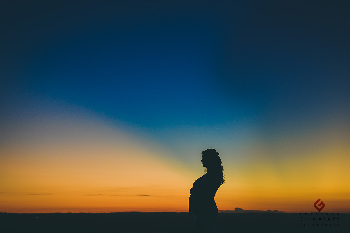 A silhueta da grávida no por do sol