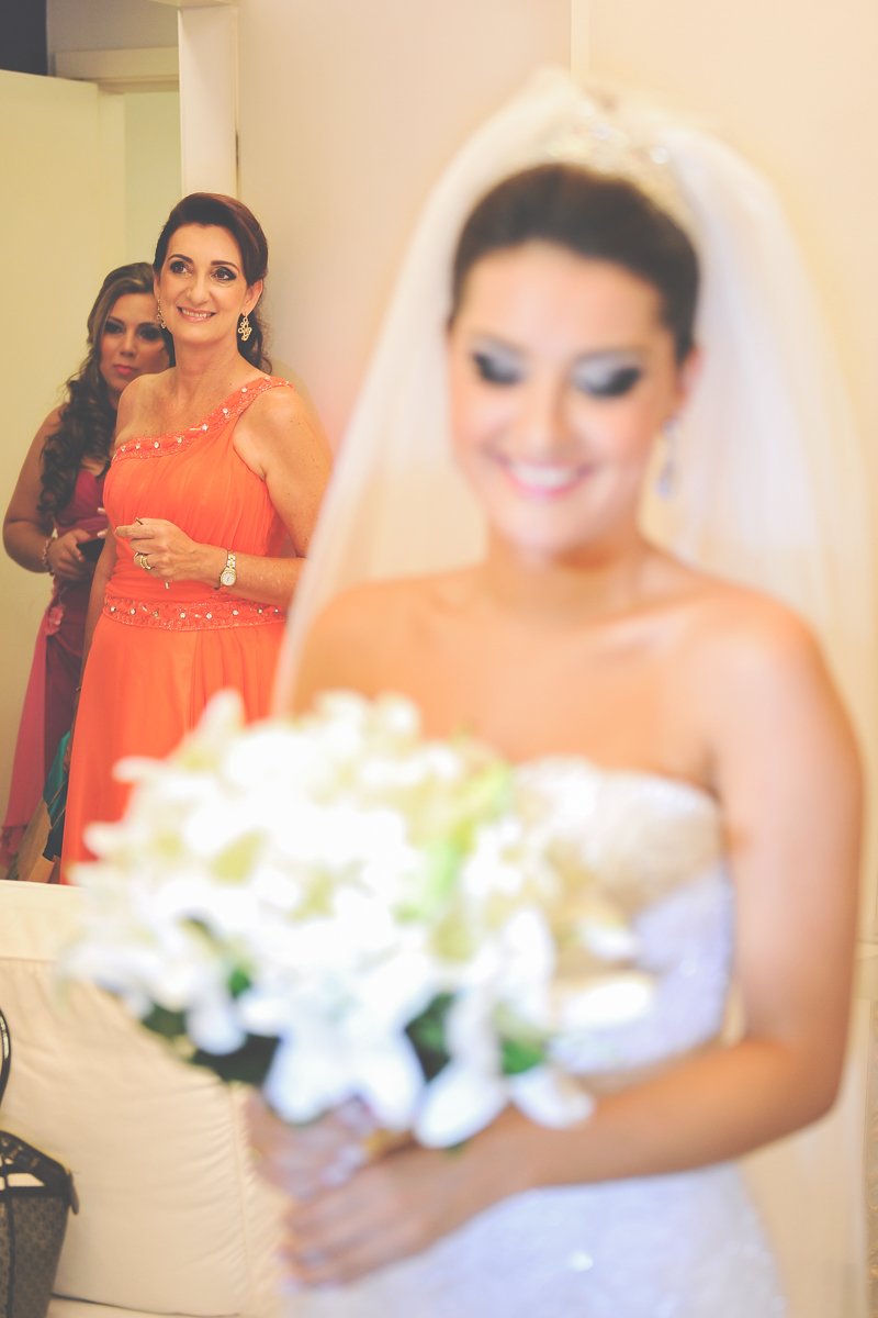 Olha a sogra dando uma força antes da noiva sair para a igreja!